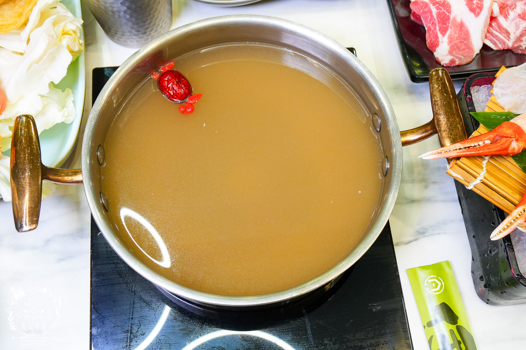 高雄美食|伊根鍋屋鼎強店奢華 M9+ 和牛與爆炒麻油湯的極致饗宴!最低 298 元起享豐富自助吧,火鍋控的私藏清單 - 第43張圖 高雄美食|伊根鍋屋鼎強店奢華 M9+ 和牛與爆炒麻油湯的極致饗宴!最低 298 元起享豐富自助吧,火鍋控的私藏清單