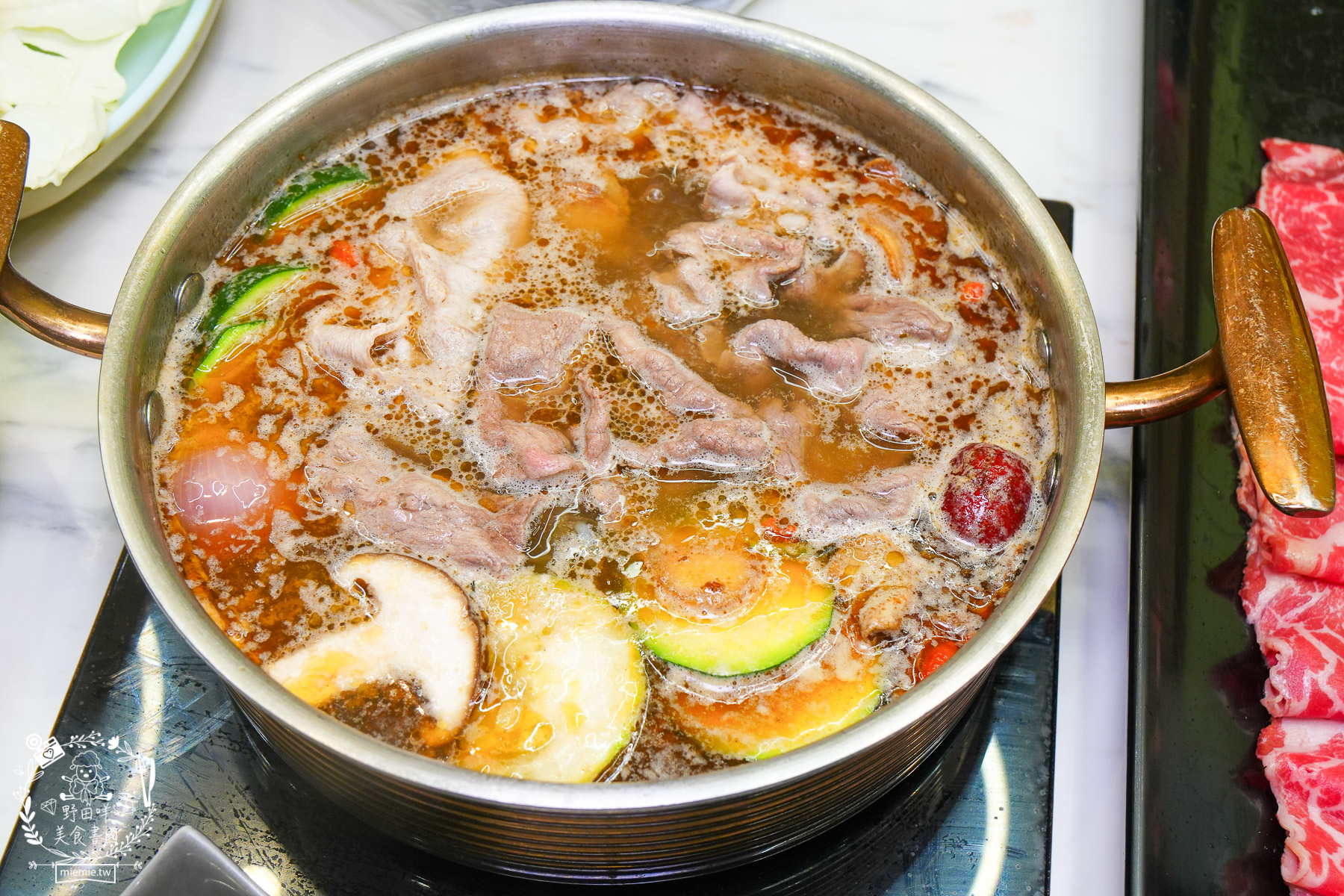 高雄美食|伊根鍋屋鼎強店奢華 M9+ 和牛與爆炒麻油湯的極致饗宴!最低 298 元起享豐富自助吧,火鍋控的私藏清單 - 第44張圖 高雄美食|伊根鍋屋鼎強店奢華 M9+ 和牛與爆炒麻油湯的極致饗宴!最低 298 元起享豐富自助吧,火鍋控的私藏清單