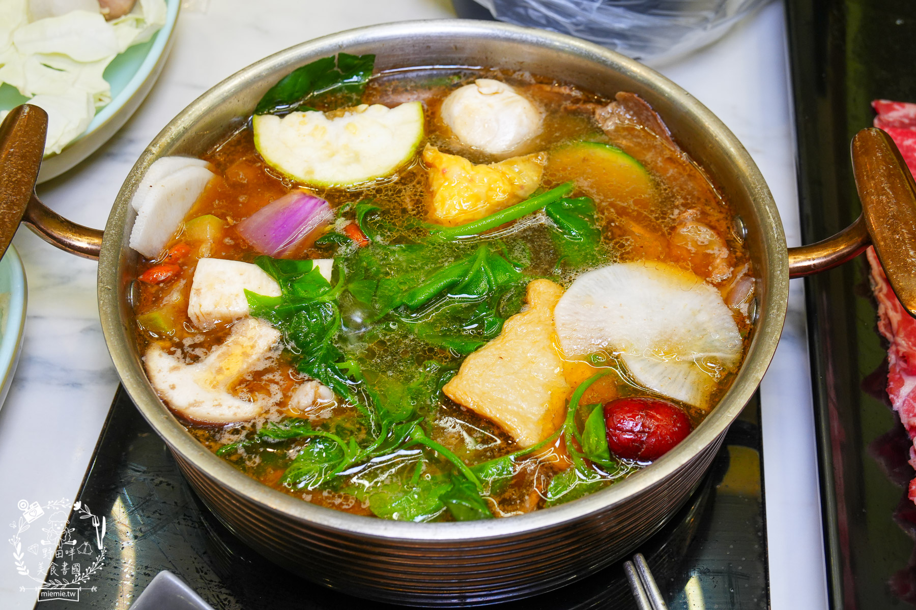 高雄美食|伊根鍋屋鼎強店奢華 M9+ 和牛與爆炒麻油湯的極致饗宴!最低 298 元起享豐富自助吧,火鍋控的私藏清單 - 第42張圖 高雄美食|伊根鍋屋鼎強店奢華 M9+ 和牛與爆炒麻油湯的極致饗宴!最低 298 元起享豐富自助吧,火鍋控的私藏清單