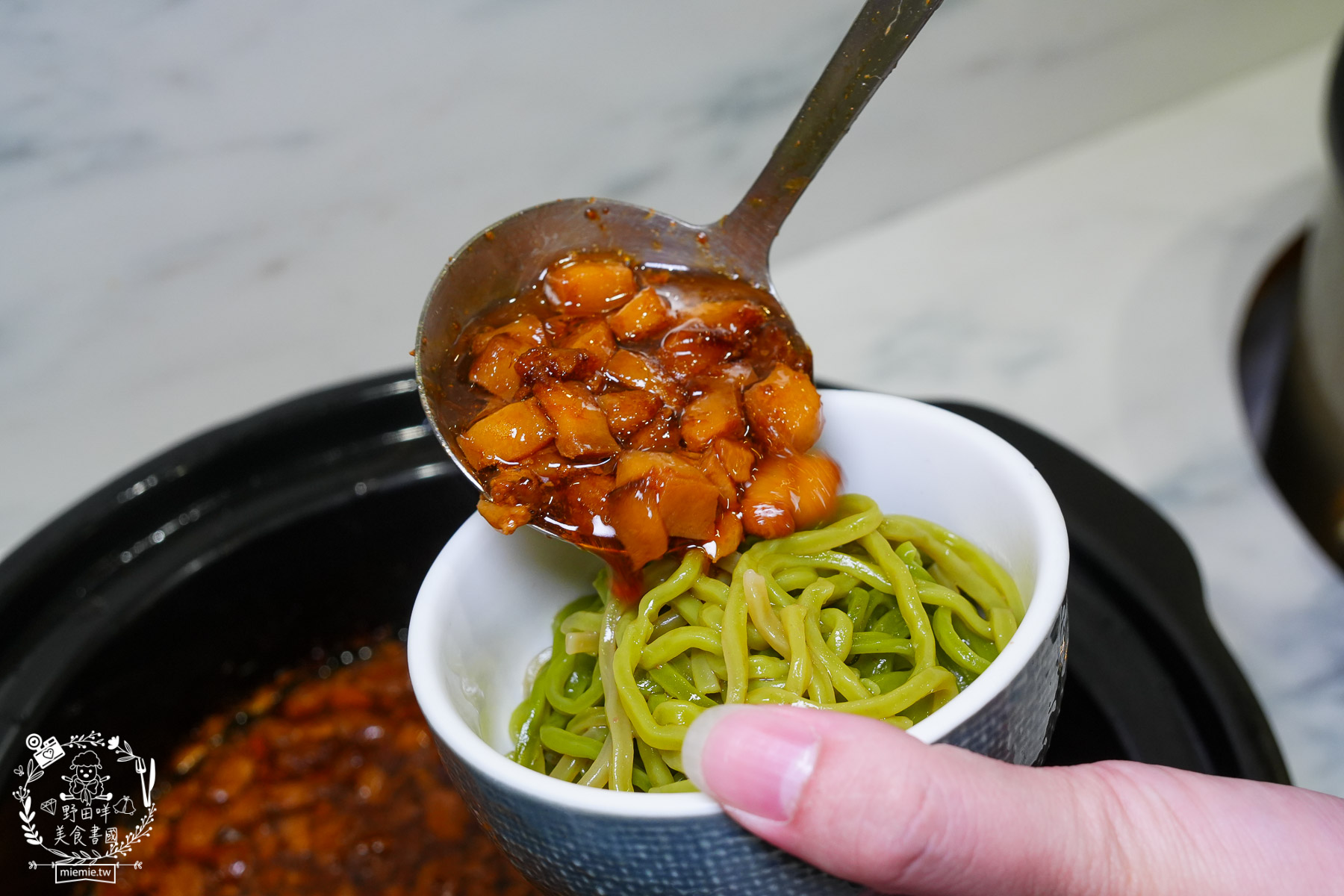 高雄美食|伊根鍋屋鼎強店奢華 M9+ 和牛與爆炒麻油湯的極致饗宴!最低 298 元起享豐富自助吧,火鍋控的私藏清單 - 第11張圖 高雄美食|伊根鍋屋鼎強店奢華 M9+ 和牛與爆炒麻油湯的極致饗宴!最低 298 元起享豐富自助吧,火鍋控的私藏清單