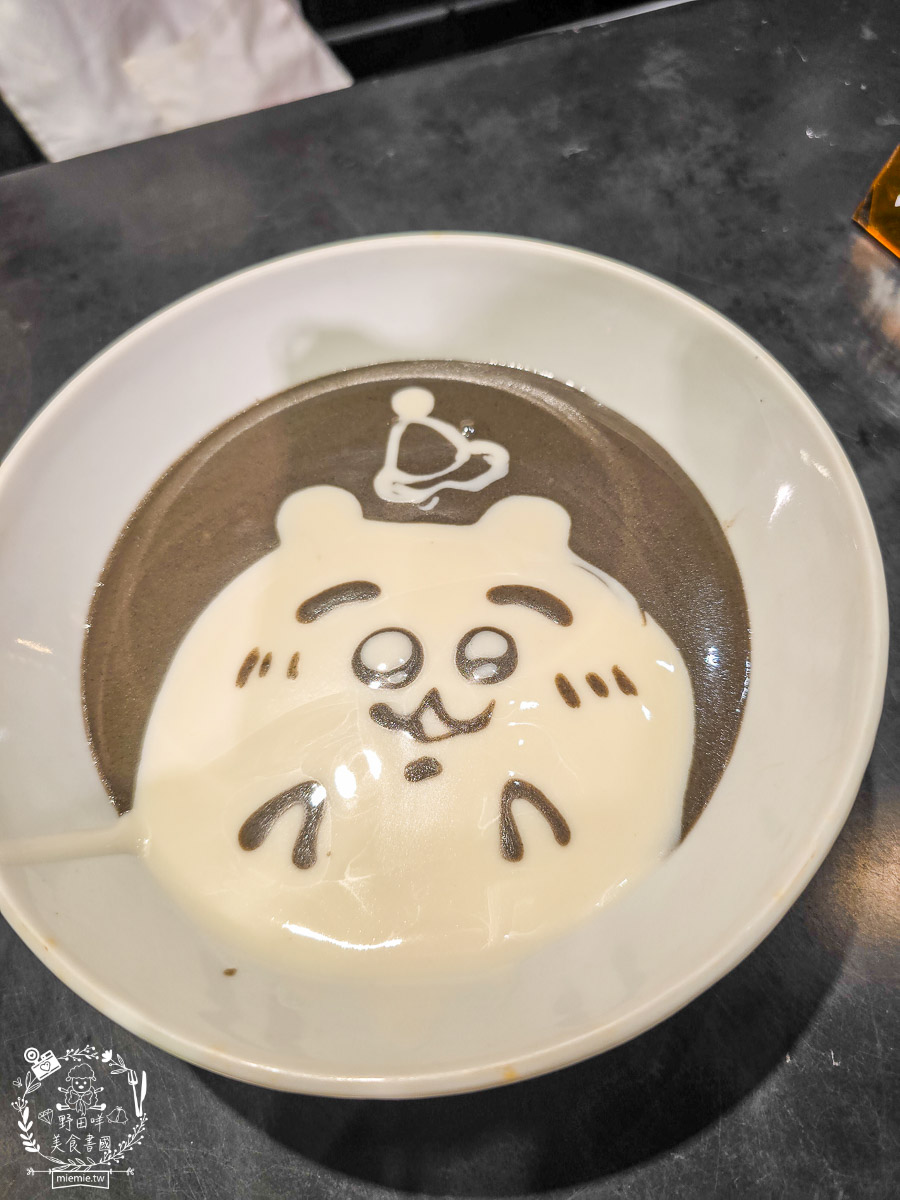 【高雄美食】誤闖王家衛的電影場景？在「九記食糖水」遇見手繪烏薩奇與傳說中的草莓燉奶