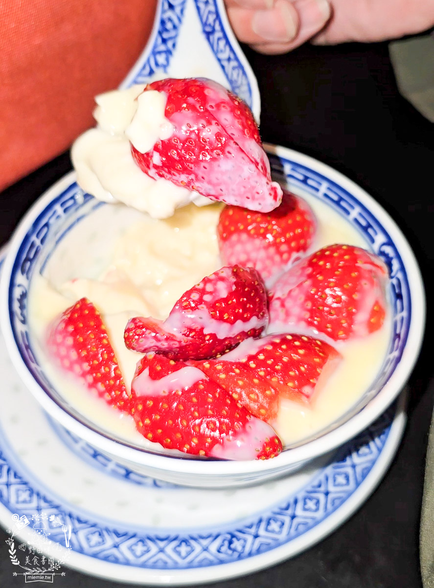 【高雄美食】誤闖王家衛的電影場景？在「九記食糖水」遇見手繪烏薩奇與傳說中的草莓燉奶