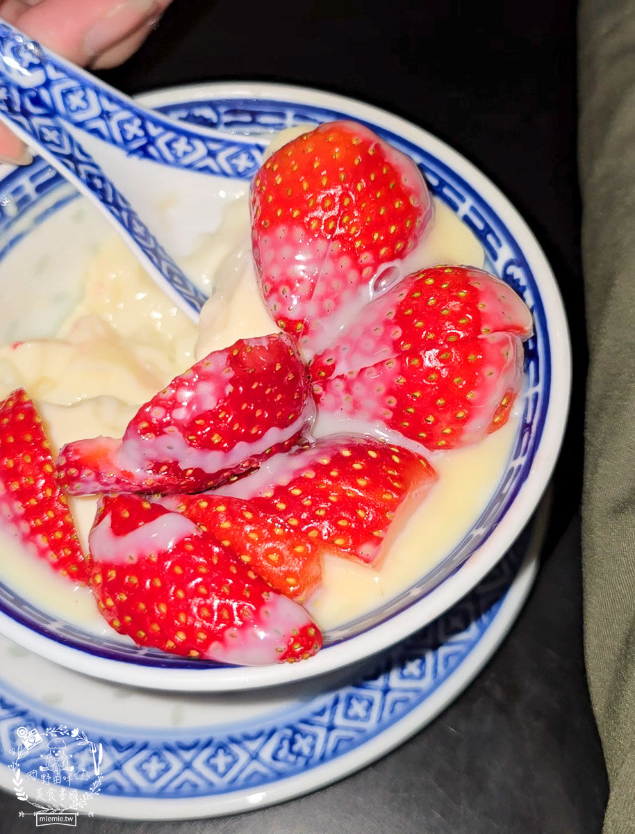 【高雄美食】誤闖王家衛的電影場景？在「九記食糖水」遇見手繪烏薩奇與傳說中的草莓燉奶