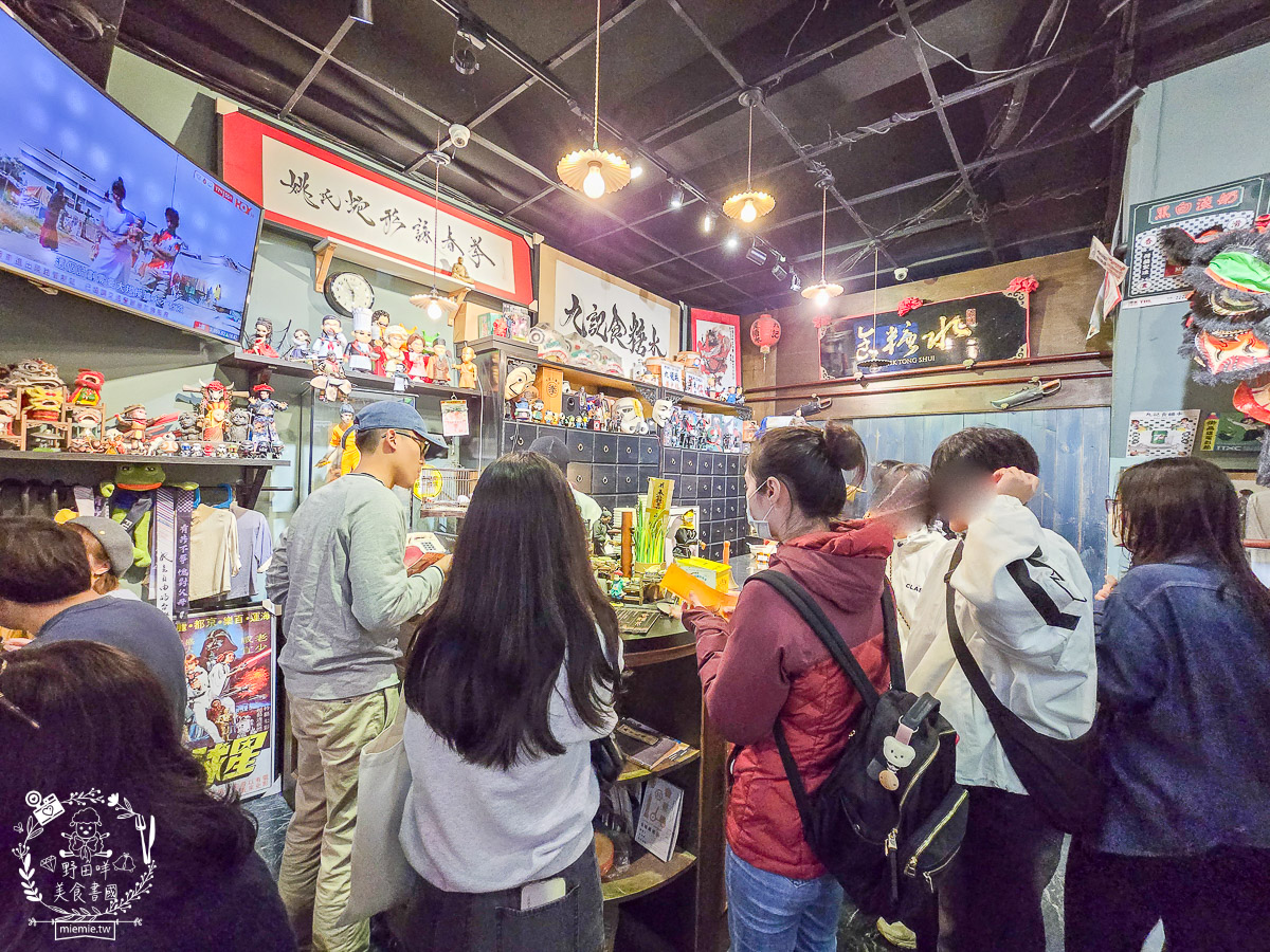 【高雄美食】誤闖王家衛的電影場景？在「九記食糖水」遇見手繪烏薩奇與傳說中的草莓燉奶