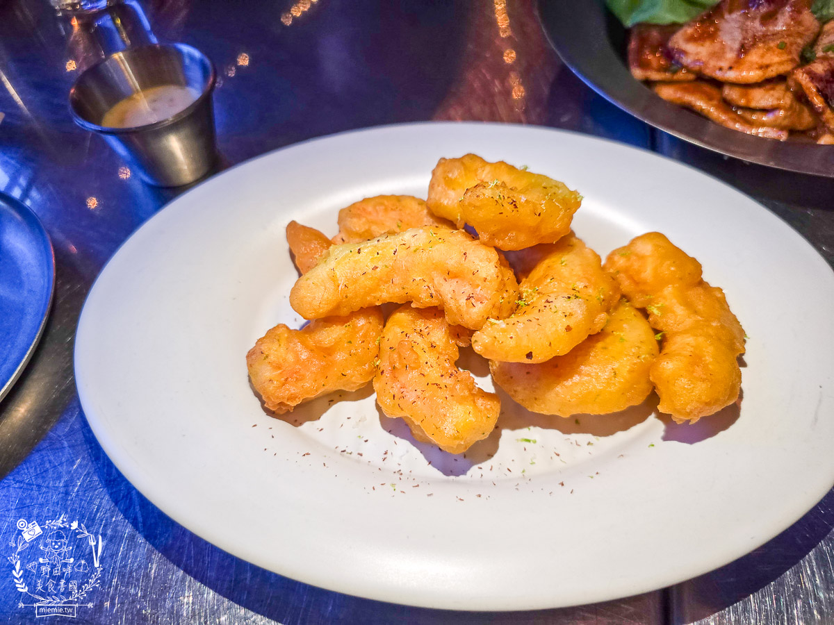 高雄駁二美食｜浪際 WAVE STELLAR｜大港橋旁最潮「台式時髦小吃」，在銀河系裡吃飛碟蚵嗲配夕陽！