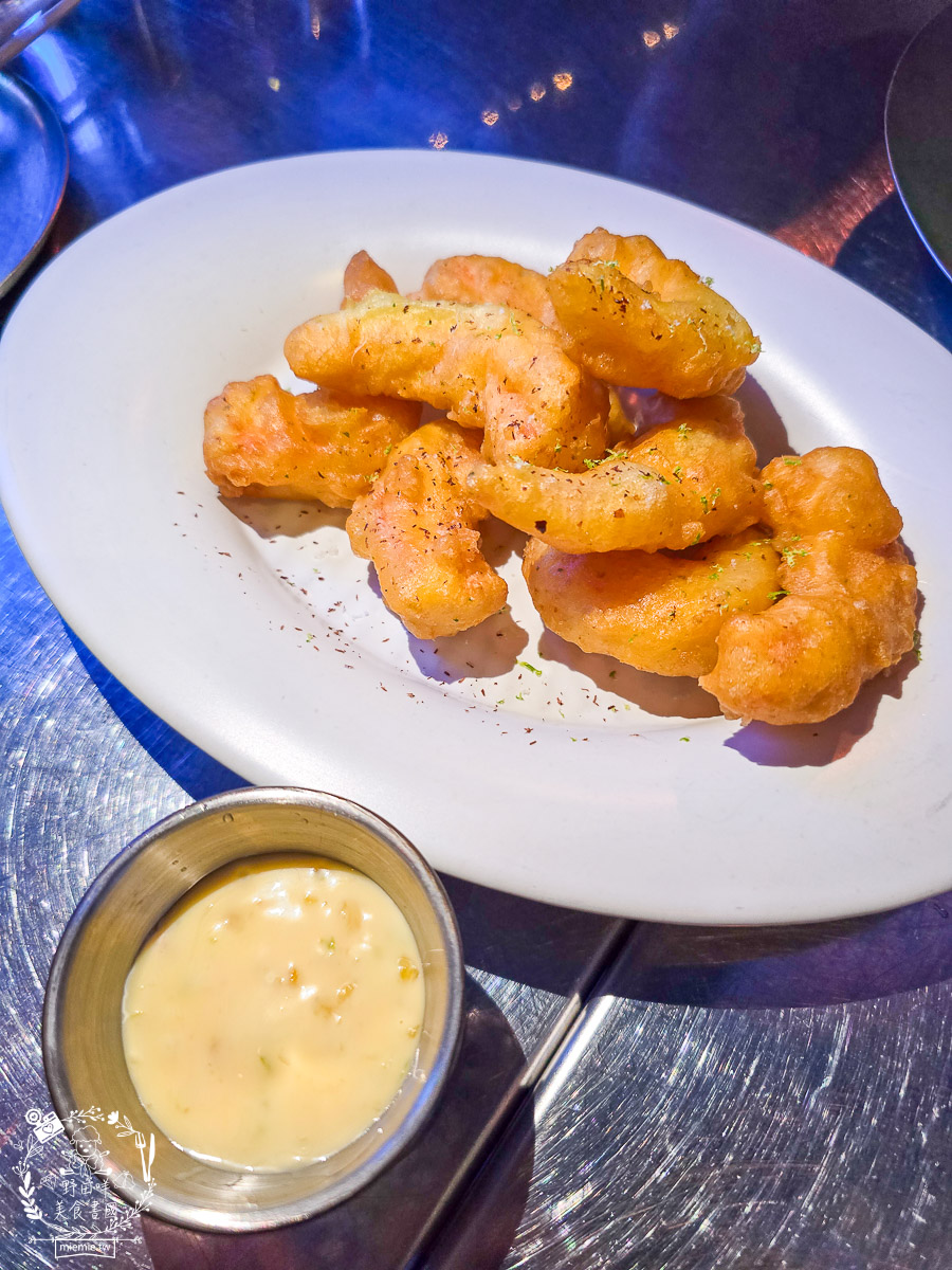 高雄駁二美食｜浪際 WAVE STELLAR｜大港橋旁最潮「台式時髦小吃」，在銀河系裡吃飛碟蚵嗲配夕陽！