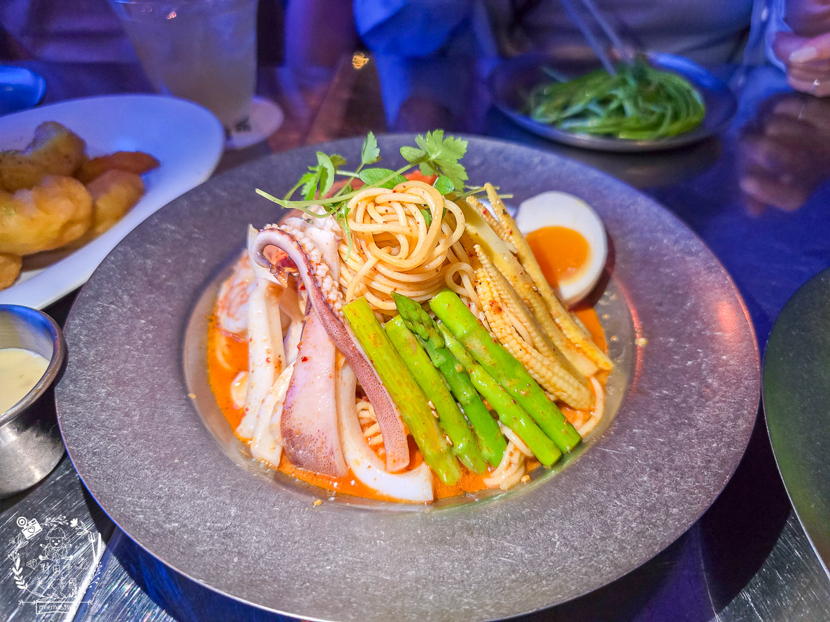 高雄駁二美食｜浪際 WAVE STELLAR｜大港橋旁最潮「台式時髦小吃」，在銀河系裡吃飛碟蚵嗲配夕陽！