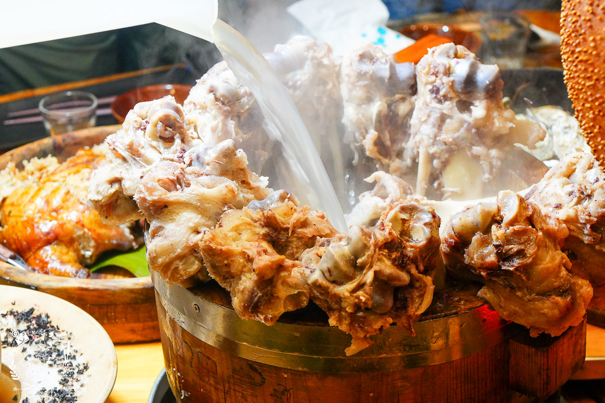 台東美食｜阿里岸原住民風味餐廳｜部落裡的法式饗宴！開箱7,000元超浮誇海陸全餐！白蘭地石頭鍋太震撼！