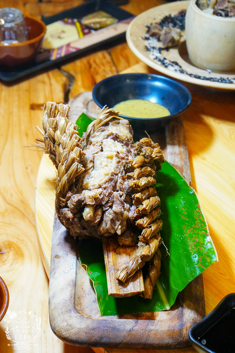 台東美食｜阿里岸原住民風味餐廳｜部落裡的法式饗宴！開箱7,000元超浮誇海陸全餐！白蘭地石頭鍋太震撼！