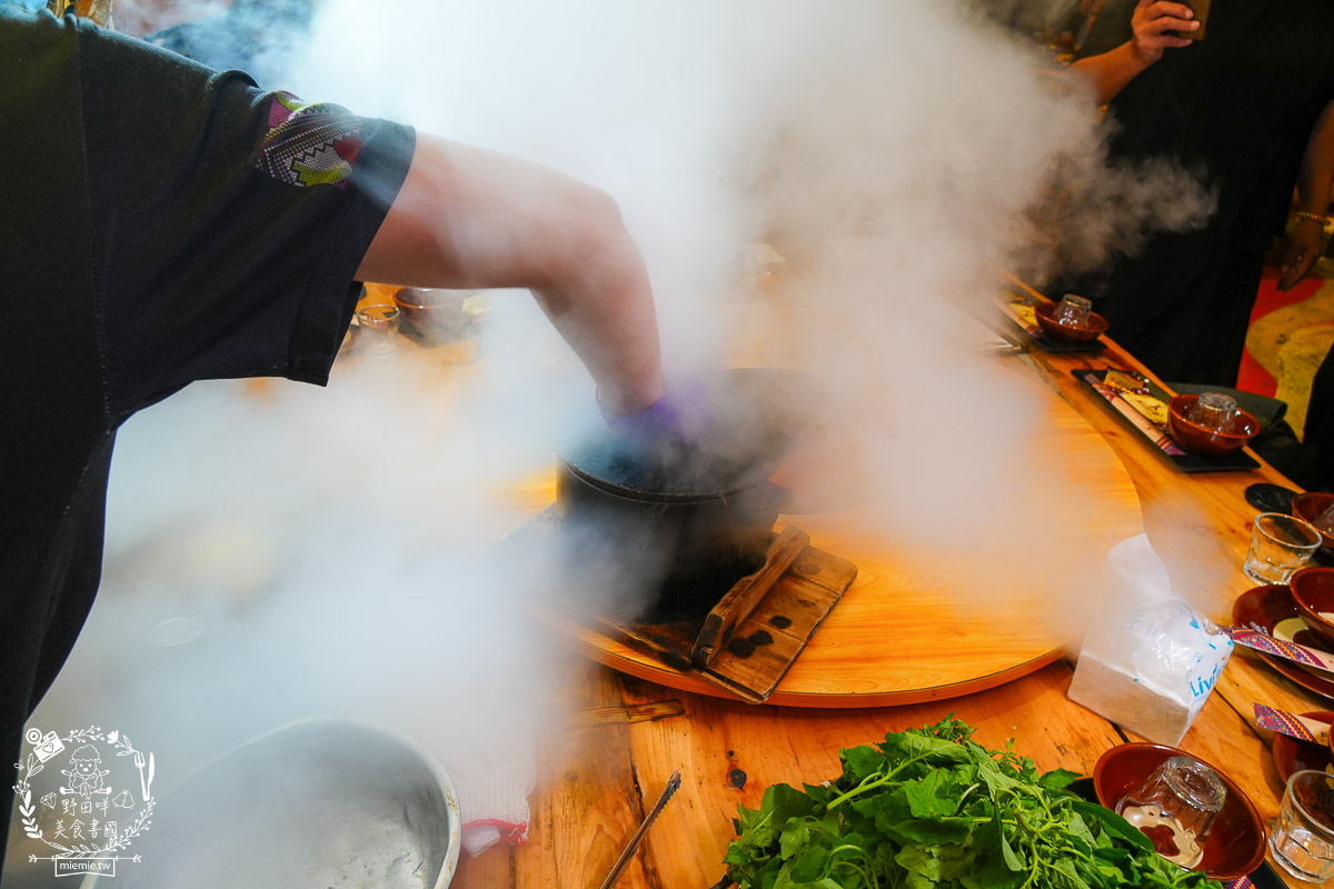 台東美食｜阿里岸原住民風味餐廳｜部落裡的法式饗宴！開箱7,000元超浮誇海陸全餐！白蘭地石頭鍋太震撼！