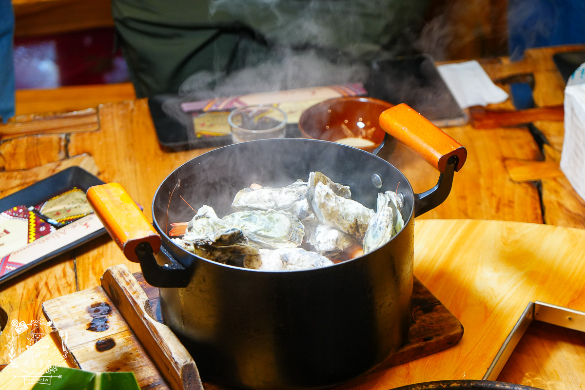 台東美食｜阿里岸原住民風味餐廳｜部落裡的法式饗宴！開箱7,000元超浮誇海陸全餐！白蘭地石頭鍋太震撼！