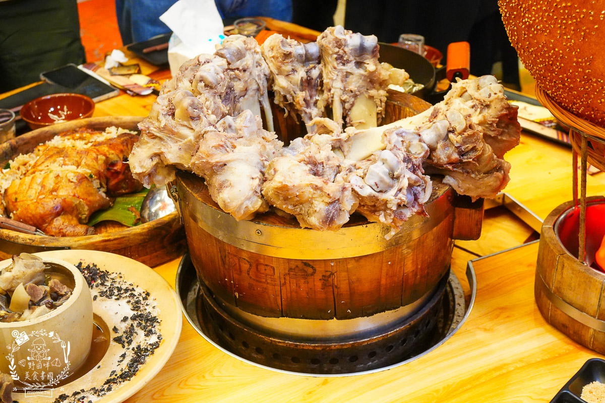 台東美食｜阿里岸原住民風味餐廳｜部落裡的法式饗宴！開箱7,000元超浮誇海陸全餐！白蘭地石頭鍋太震撼！