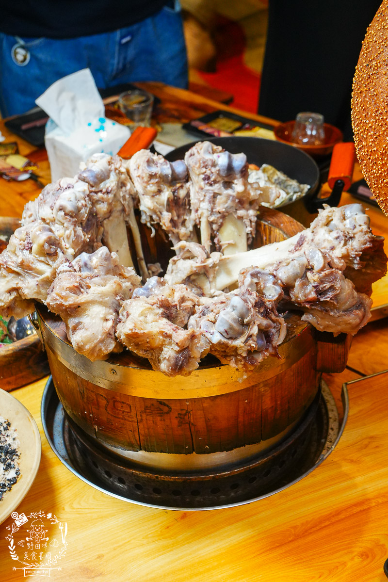 台東美食｜阿里岸原住民風味餐廳｜部落裡的法式饗宴！開箱7,000元超浮誇海陸全餐！白蘭地石頭鍋太震撼！