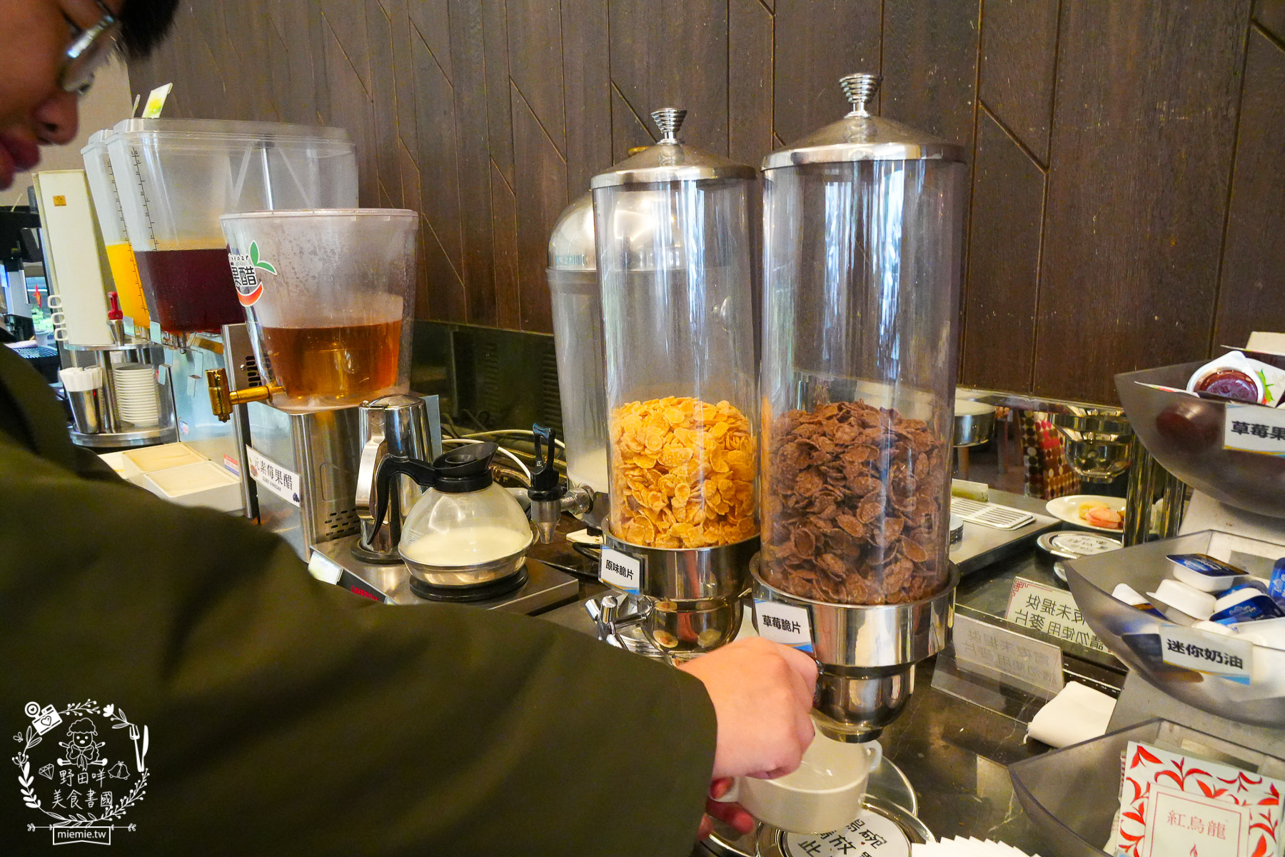 台東住宿｜台東富野渡假酒店｜入住就送豐盛宵夜早餐吃到飽！雙人景觀房舒適寬敞|早餐DIY擔仔麵|CP值超高的市區住宿推薦！