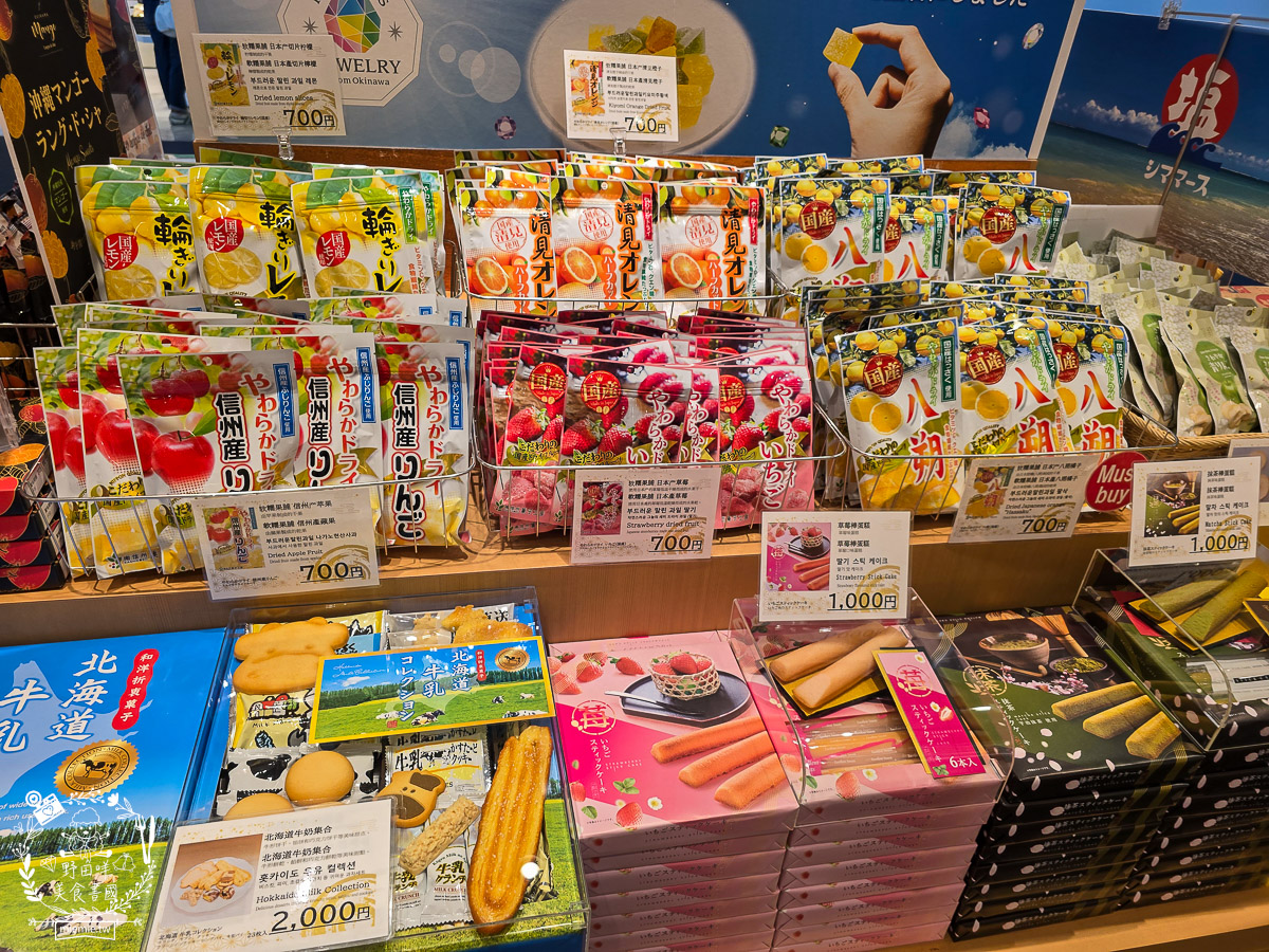 【2025那霸機場免稅店攻略】必買伴手禮、專櫃彩妝藥妝、市區提貨流程懶人包！沖繩那霸機場買什麼？最新免稅店清單：紅芋塔、YSL粉底液、限定藥妝全收錄