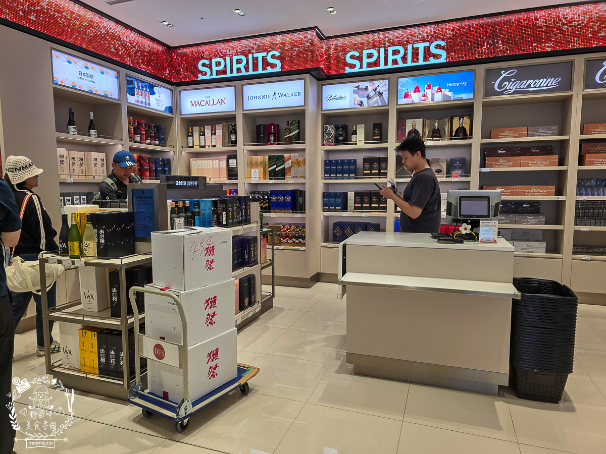【2025那霸機場免稅店攻略】必買伴手禮、專櫃彩妝藥妝、市區提貨流程懶人包！沖繩那霸機場買什麼？最新免稅店清單：紅芋塔、YSL粉底液、限定藥妝全收錄