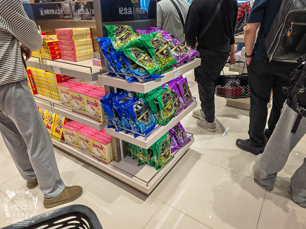 【2025那霸機場免稅店攻略】必買伴手禮、專櫃彩妝藥妝、市區提貨流程懶人包！沖繩那霸機場買什麼？最新免稅店清單：紅芋塔、YSL粉底液、限定藥妝全收錄