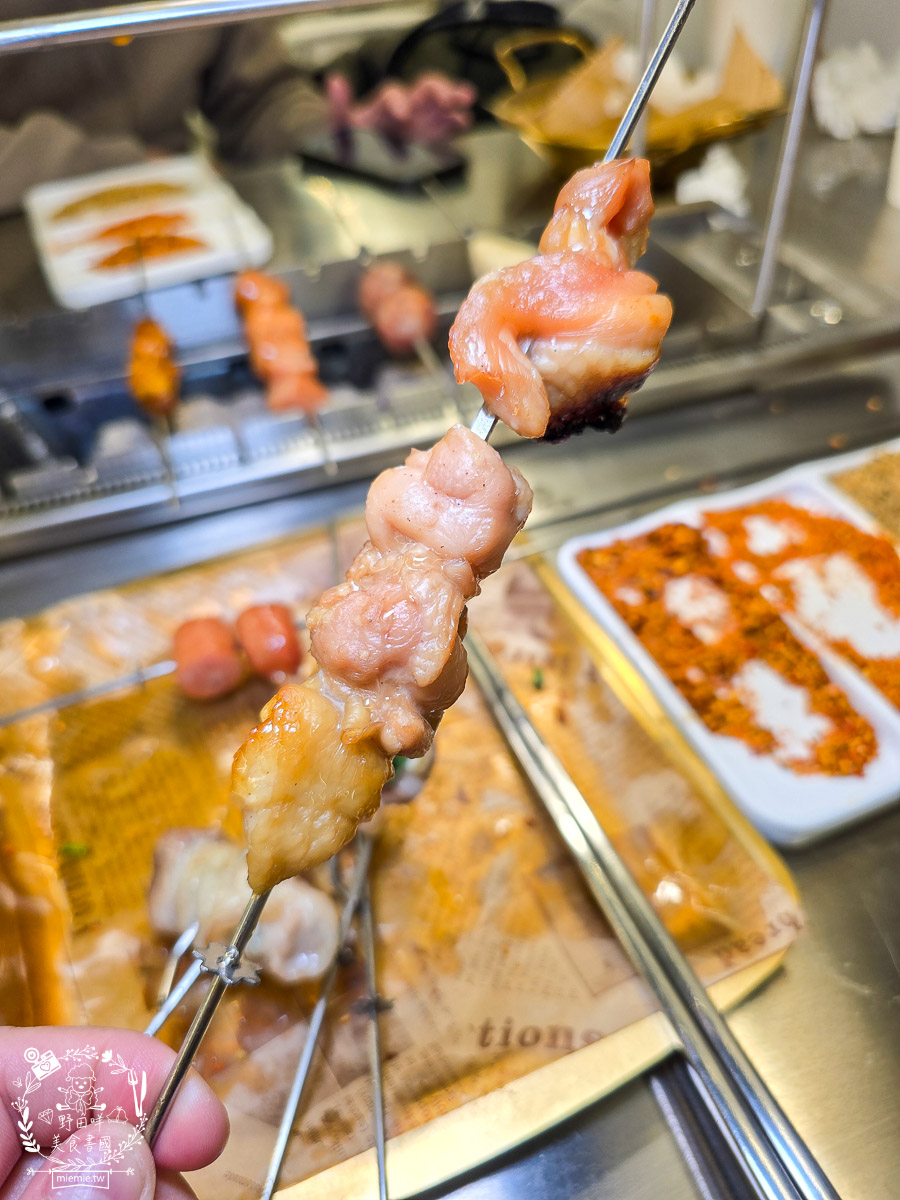 高雄景觀餐廳｜白雲串燒｜小港大坪頂景觀寵物餐廳！自動旋轉串燒×薩摩耶萌犬，打造全台最療癒的景觀餐廳！