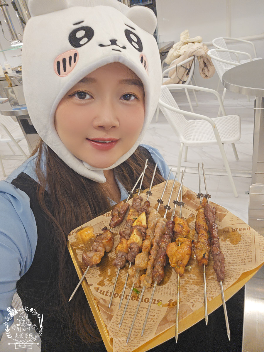 高雄景觀餐廳｜白雲串燒｜小港大坪頂景觀寵物餐廳！自動旋轉串燒×薩摩耶萌犬，打造全台最療癒的景觀餐廳！