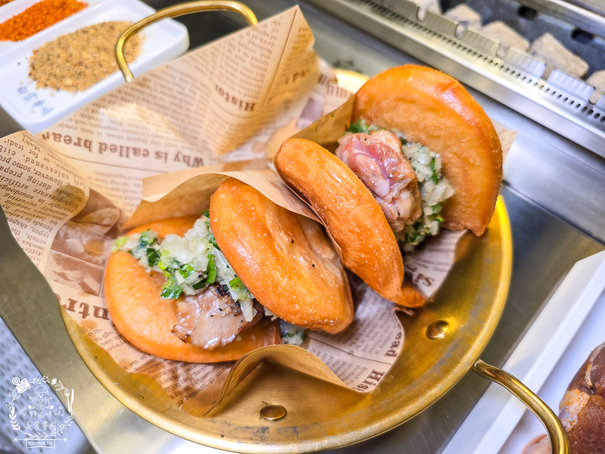 高雄景觀餐廳｜白雲串燒｜小港大坪頂景觀寵物餐廳！自動旋轉串燒×薩摩耶萌犬，打造全台最療癒的景觀餐廳！