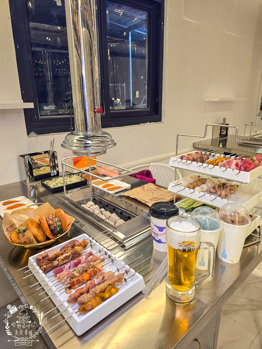 高雄景觀餐廳｜白雲串燒｜小港大坪頂景觀寵物餐廳！自動旋轉串燒×薩摩耶萌犬，打造全台最療癒的景觀餐廳！