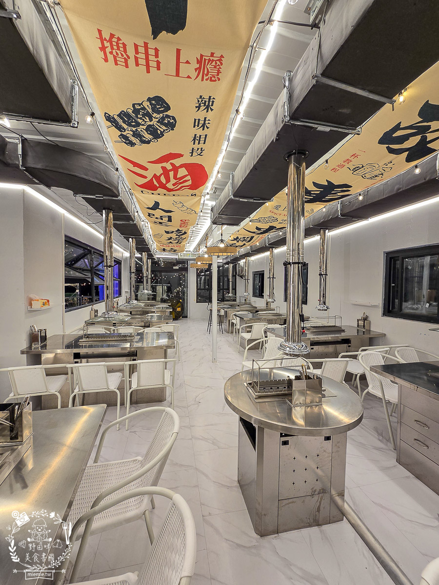 高雄景觀餐廳｜白雲串燒｜小港大坪頂景觀寵物餐廳！自動旋轉串燒×薩摩耶萌犬，打造全台最療癒的景觀餐廳！