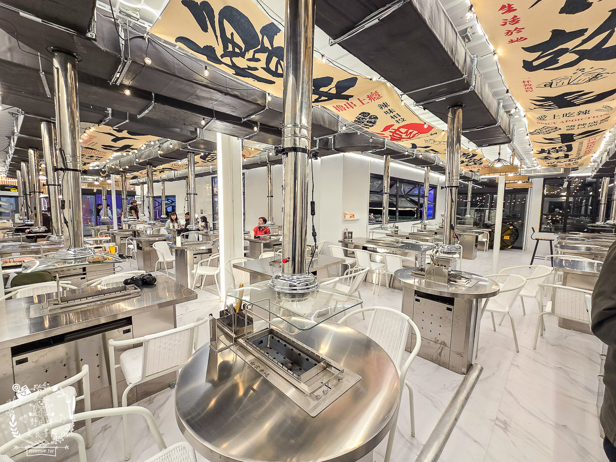 高雄景觀餐廳｜白雲串燒｜小港大坪頂景觀寵物餐廳！自動旋轉串燒×薩摩耶萌犬，打造全台最療癒的景觀餐廳！