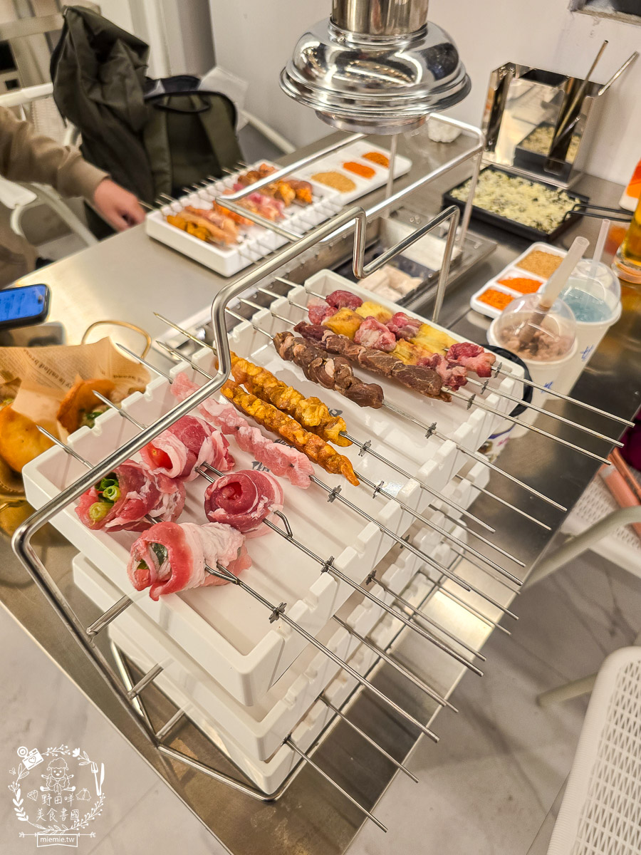 高雄景觀餐廳｜白雲串燒｜小港大坪頂景觀寵物餐廳！自動旋轉串燒×薩摩耶萌犬，打造全台最療癒的景觀餐廳！