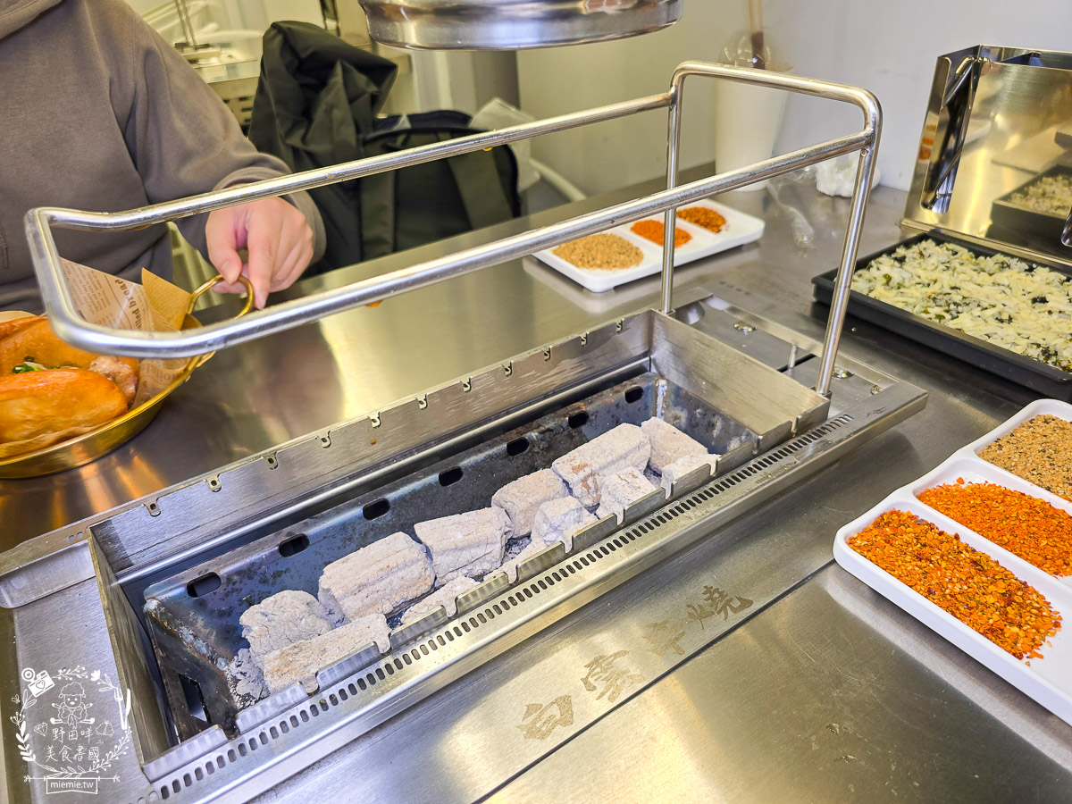 高雄景觀餐廳｜白雲串燒｜小港大坪頂景觀寵物餐廳！自動旋轉串燒×薩摩耶萌犬，打造全台最療癒的景觀餐廳！