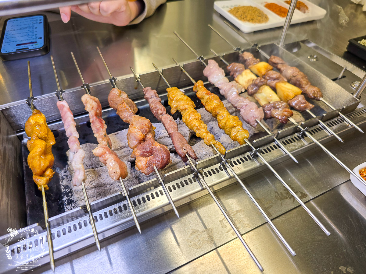 高雄景觀餐廳｜白雲串燒｜小港大坪頂景觀寵物餐廳！自動旋轉串燒×薩摩耶萌犬，打造全台最療癒的景觀餐廳！