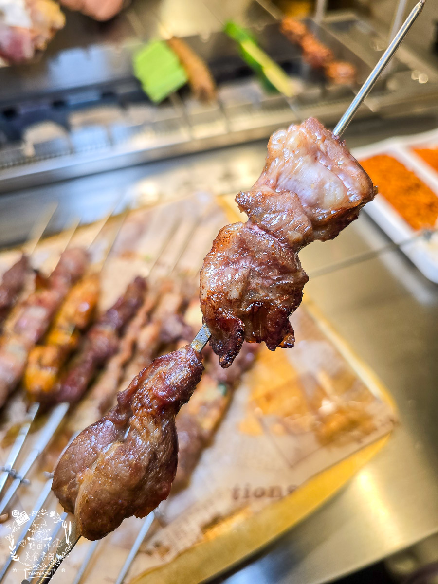 高雄景觀餐廳｜白雲串燒｜小港大坪頂景觀寵物餐廳！自動旋轉串燒×薩摩耶萌犬，打造全台最療癒的景觀餐廳！