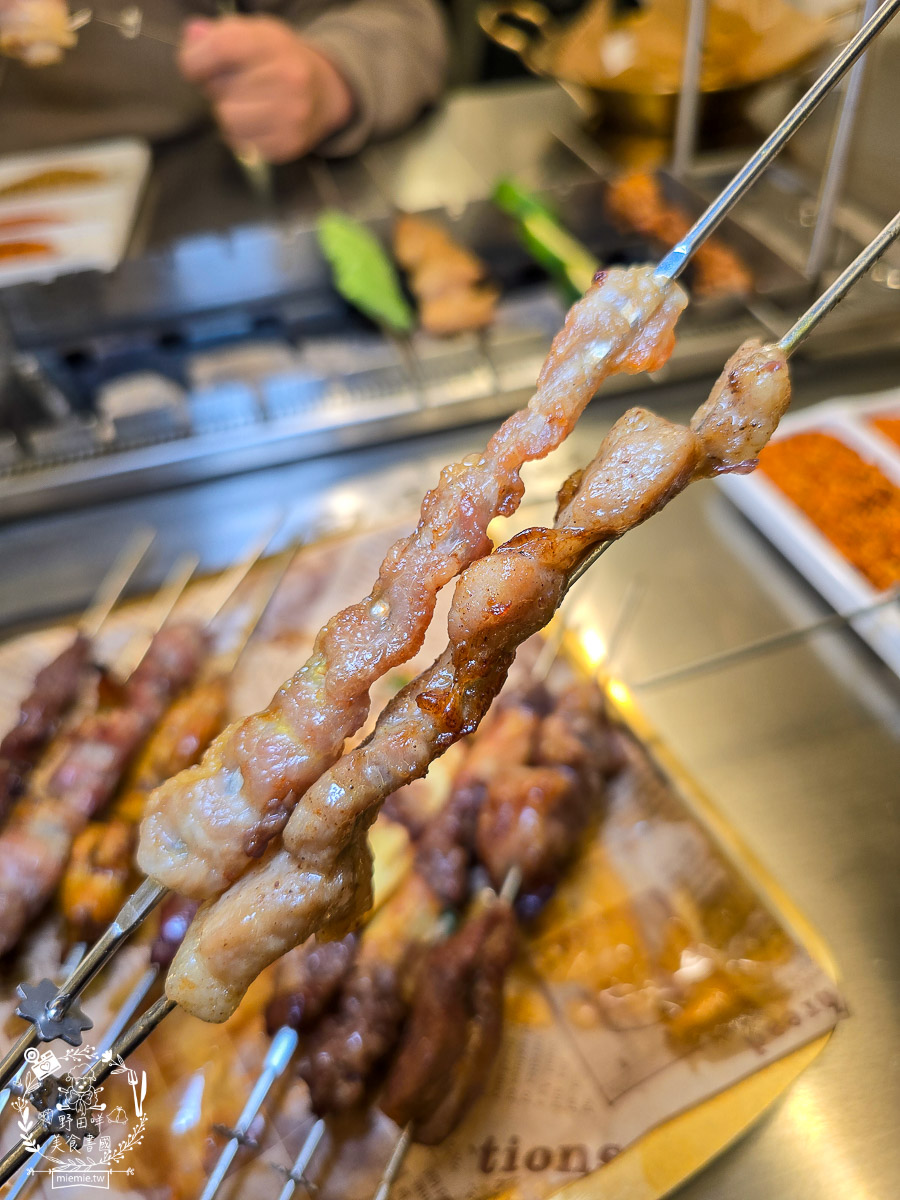 高雄景觀餐廳｜白雲串燒｜小港大坪頂景觀寵物餐廳！自動旋轉串燒×薩摩耶萌犬，打造全台最療癒的景觀餐廳！