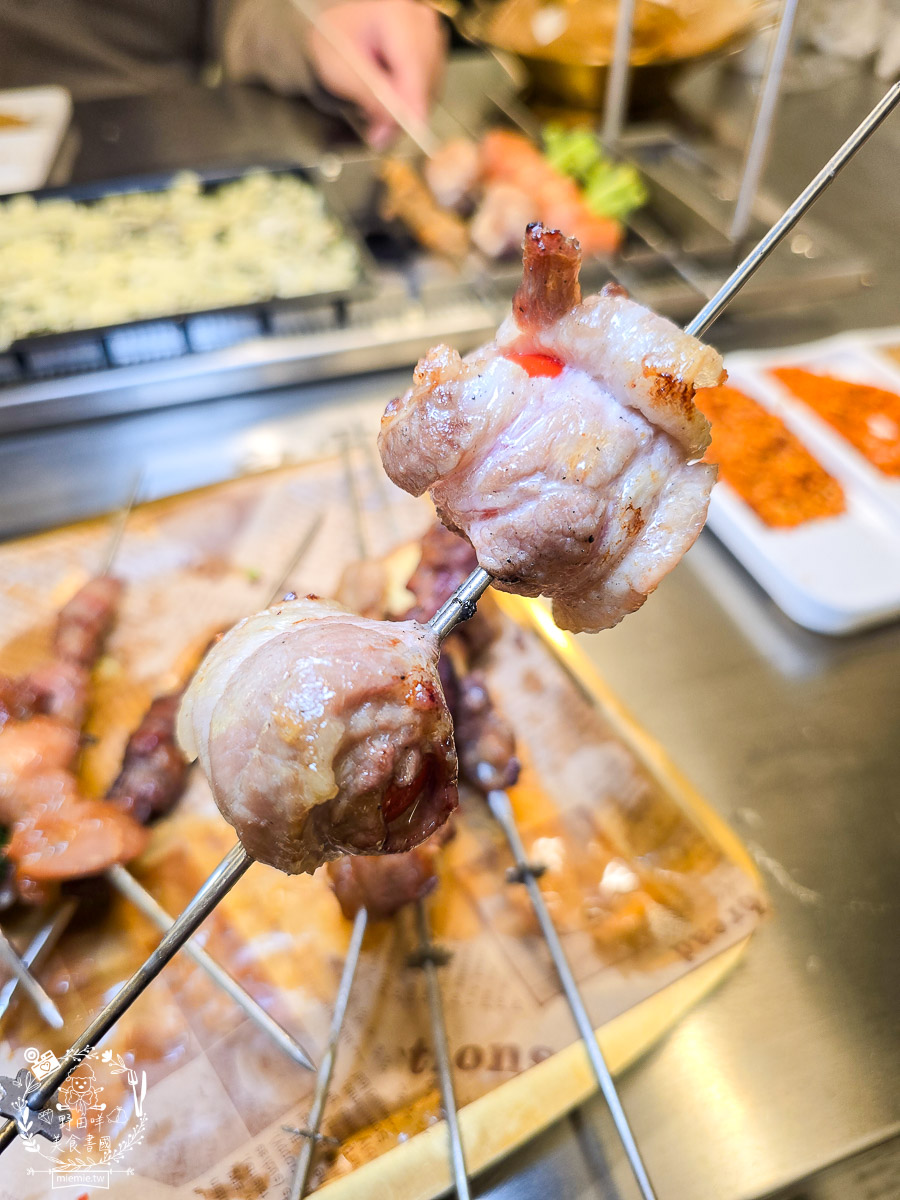 高雄景觀餐廳｜白雲串燒｜小港大坪頂景觀寵物餐廳！自動旋轉串燒×薩摩耶萌犬，打造全台最療癒的景觀餐廳！