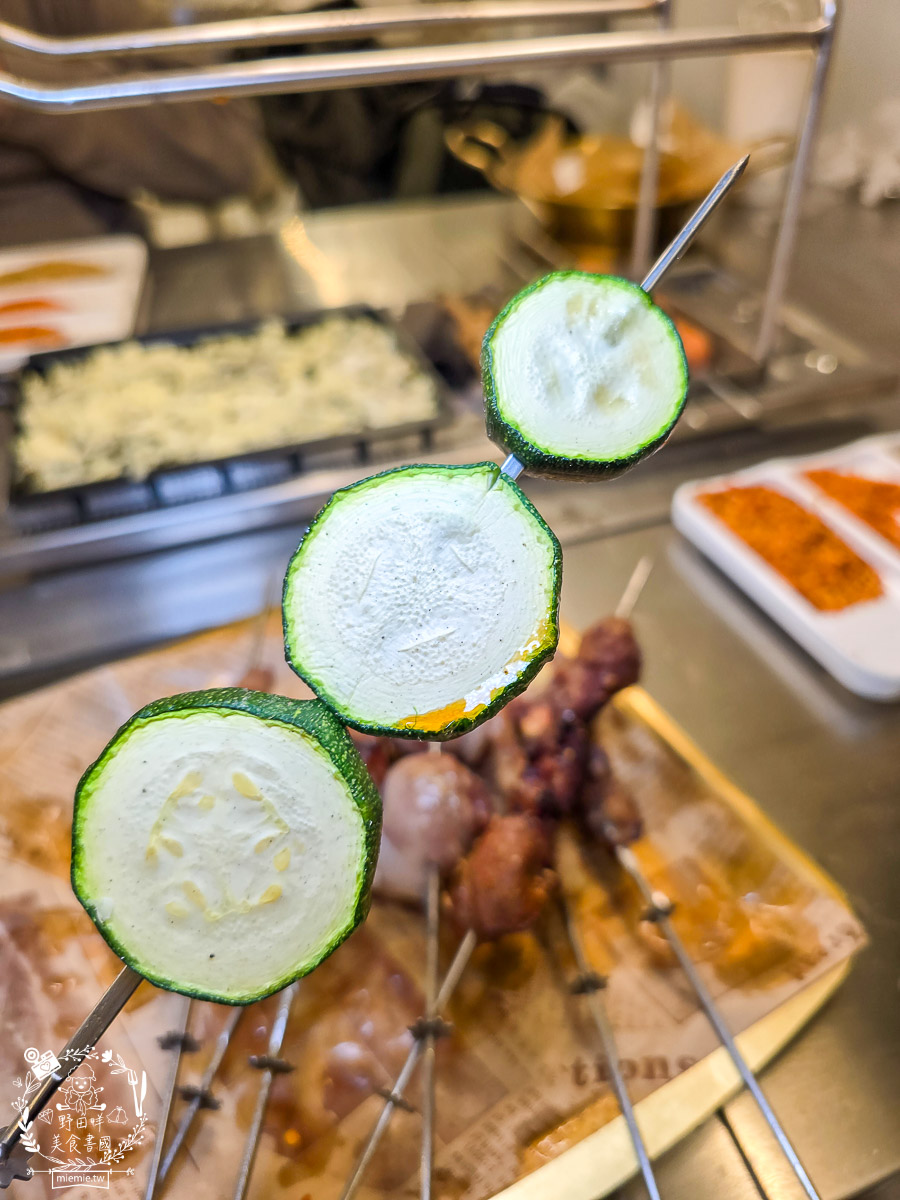 高雄景觀餐廳｜白雲串燒｜小港大坪頂景觀寵物餐廳！自動旋轉串燒×薩摩耶萌犬，打造全台最療癒的景觀餐廳！