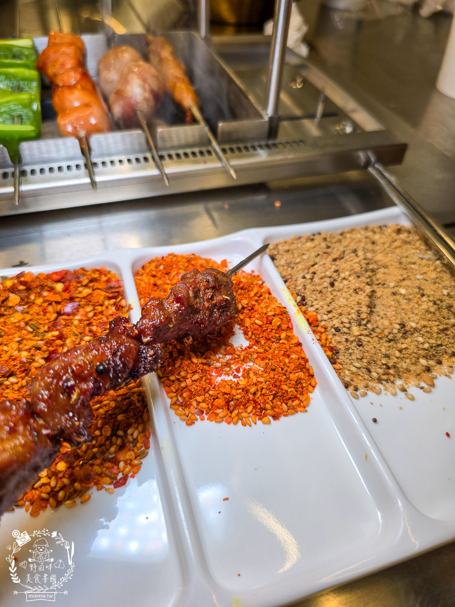 高雄景觀餐廳｜白雲串燒｜小港大坪頂景觀寵物餐廳！自動旋轉串燒×薩摩耶萌犬，打造全台最療癒的景觀餐廳！