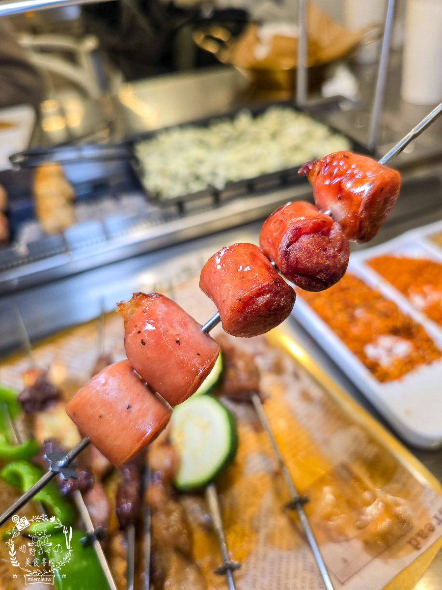 高雄景觀餐廳｜白雲串燒｜小港大坪頂景觀寵物餐廳！自動旋轉串燒×薩摩耶萌犬，打造全台最療癒的景觀餐廳！