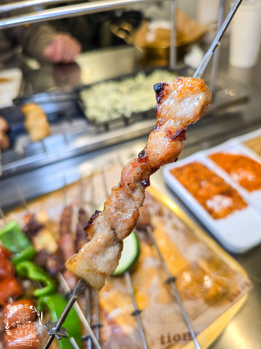 高雄景觀餐廳｜白雲串燒｜小港大坪頂景觀寵物餐廳！自動旋轉串燒×薩摩耶萌犬，打造全台最療癒的景觀餐廳！