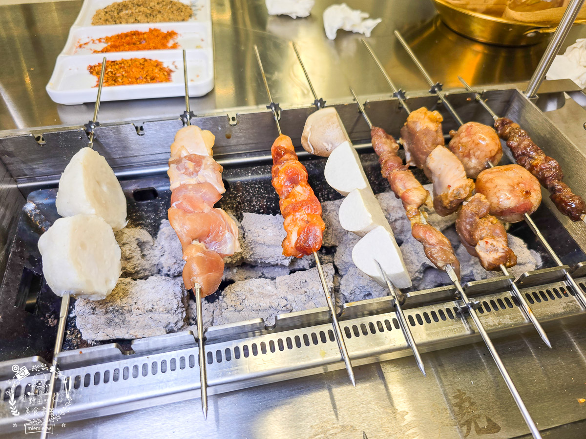 高雄景觀餐廳｜白雲串燒｜小港大坪頂景觀寵物餐廳！自動旋轉串燒×薩摩耶萌犬，打造全台最療癒的景觀餐廳！