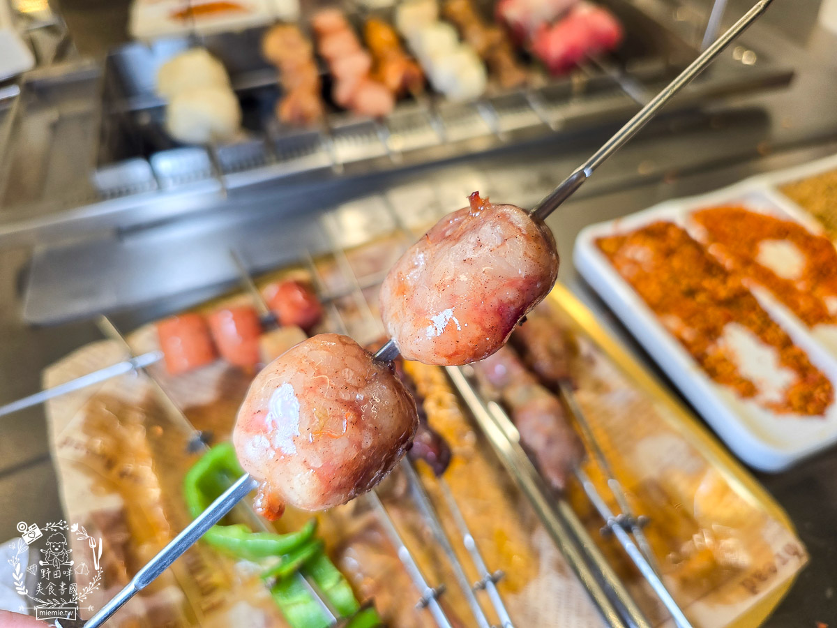 高雄景觀餐廳｜白雲串燒｜小港大坪頂景觀寵物餐廳！自動旋轉串燒×薩摩耶萌犬，打造全台最療癒的景觀餐廳！