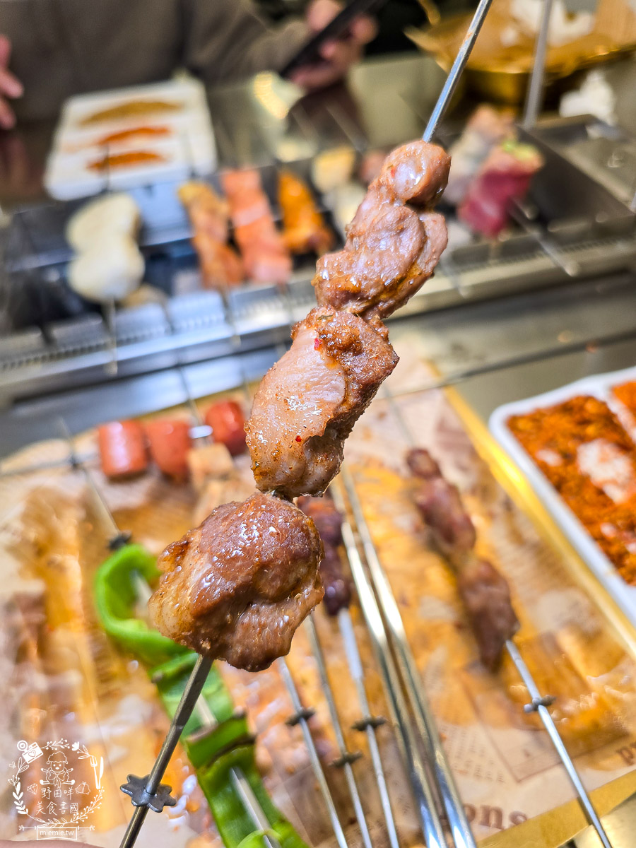 高雄景觀餐廳｜白雲串燒｜小港大坪頂景觀寵物餐廳！自動旋轉串燒×薩摩耶萌犬，打造全台最療癒的景觀餐廳！