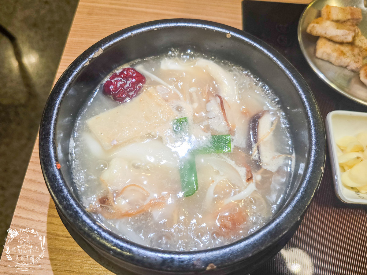 2026 高雄韓式料理吃到飽推薦[槿韓食堂]$700 爽吃 30 種現點現做韓料！部隊鍋、厚切豬五花、韓式炸雞無限續點，壽星優惠與點餐攻略全看這篇！