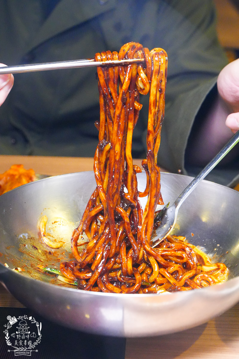 2026 高雄韓式料理吃到飽推薦[槿韓食堂]$700 爽吃 30 種現點現做韓料！部隊鍋、厚切豬五花、韓式炸雞無限續點，壽星優惠與點餐攻略全看這篇！