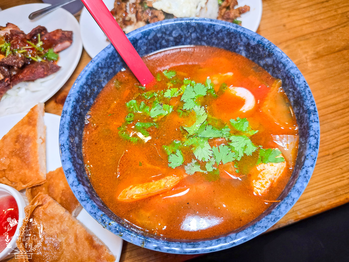 屏東泰國料理推薦｜泰度異國料理：在地人口袋名單！零踩雷的平價泰式神店，必點噴香打拋豬（內附菜單）