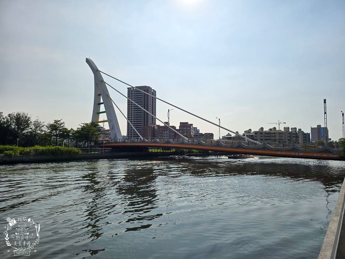 台南｜烏邦圖書店環河店｜純白系絕美景觀咖啡廳與壯觀書店？在運河畔旁愜意品味咖啡甜點