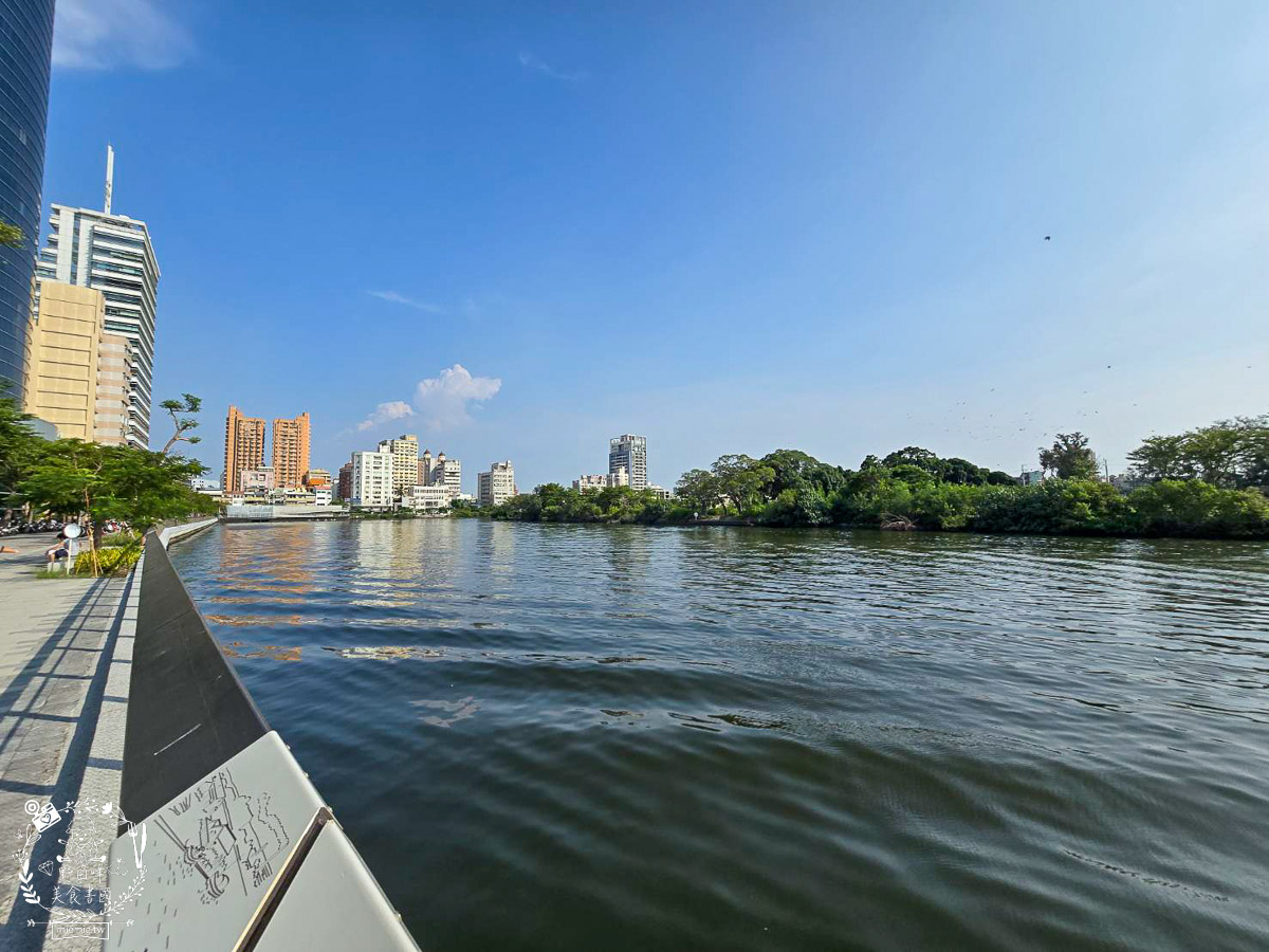 台南｜烏邦圖書店環河店｜純白系絕美景觀咖啡廳與壯觀書店？在運河畔旁愜意品味咖啡甜點