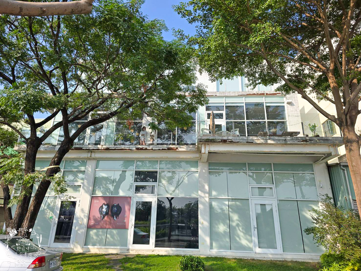 台南｜烏邦圖書店環河店｜純白系絕美景觀咖啡廳與壯觀書店？在運河畔旁愜意品味咖啡甜點