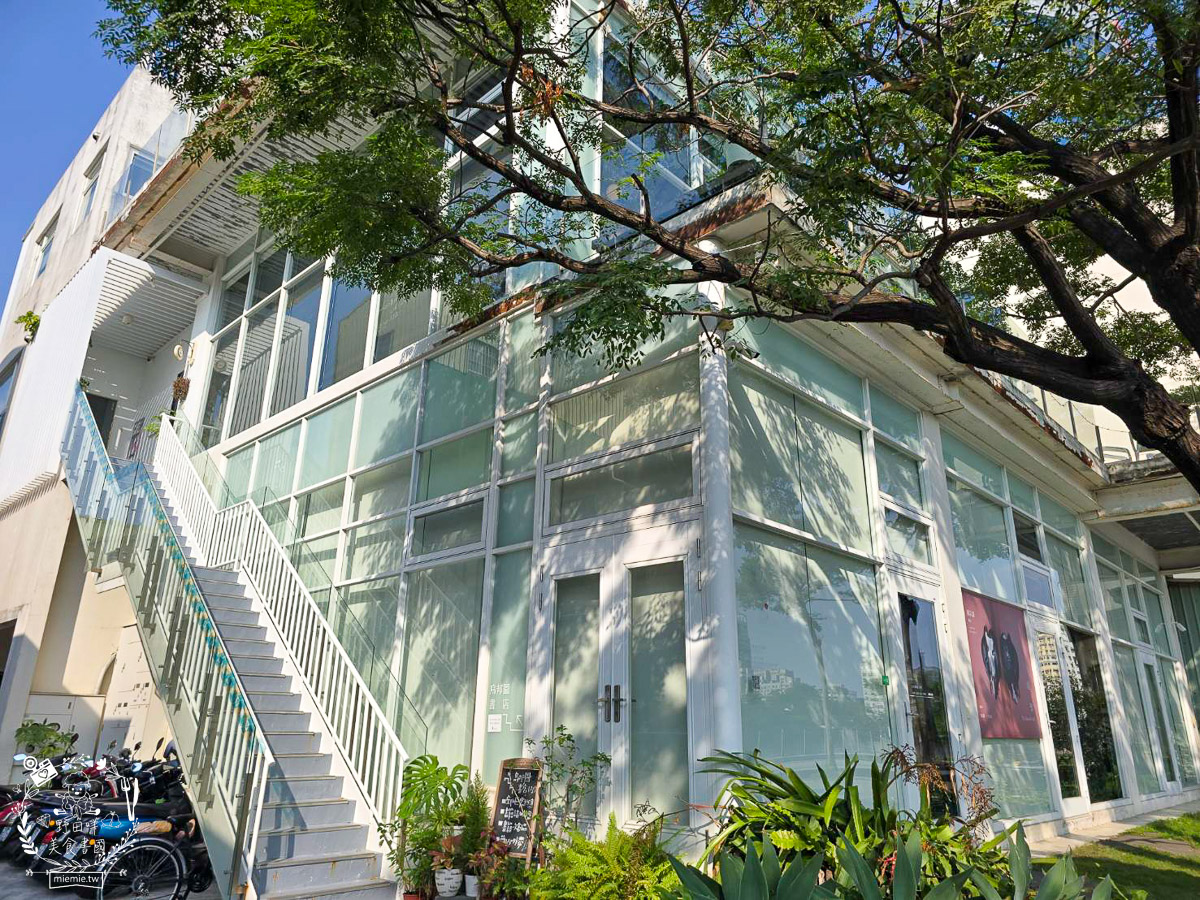 台南｜烏邦圖書店環河店｜純白系絕美景觀咖啡廳與壯觀書店？在運河畔旁愜意品味咖啡甜點