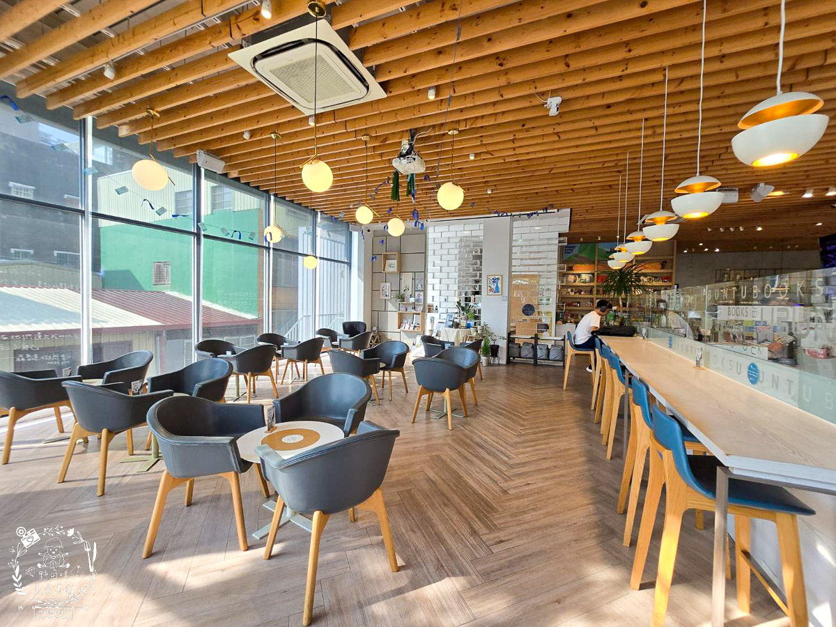 台南｜烏邦圖書店環河店｜純白系絕美景觀咖啡廳與壯觀書店？在運河畔旁愜意品味咖啡甜點