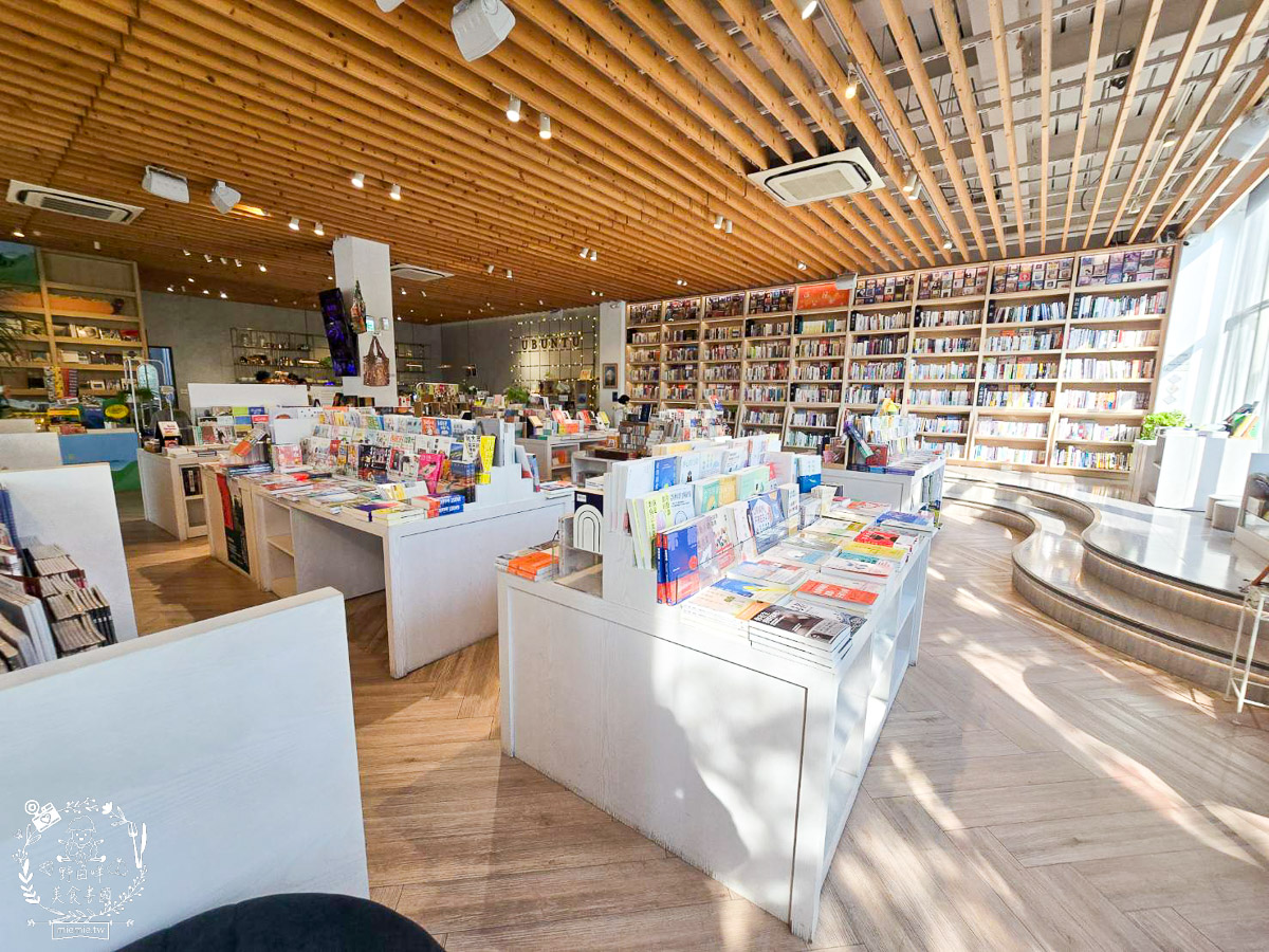 台南｜烏邦圖書店環河店｜純白系絕美景觀咖啡廳與壯觀書店？在運河畔旁愜意品味咖啡甜點