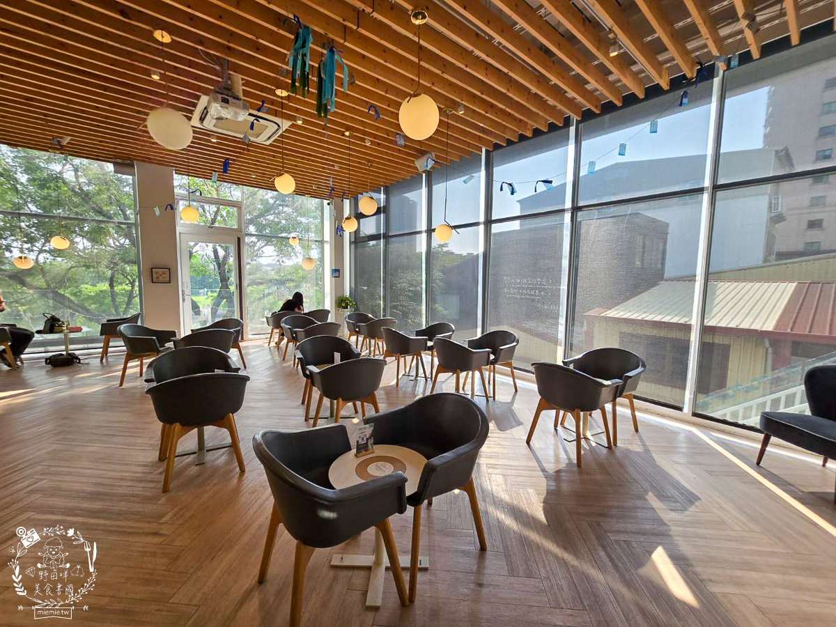 台南｜烏邦圖書店環河店｜純白系絕美景觀咖啡廳與壯觀書店？在運河畔旁愜意品味咖啡甜點